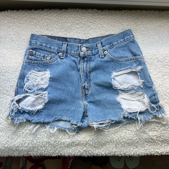 Levi's Vintage distressed Women's Light Blue Ripped Jean Shorts Daisy Duke Short - Picture 2 of 6